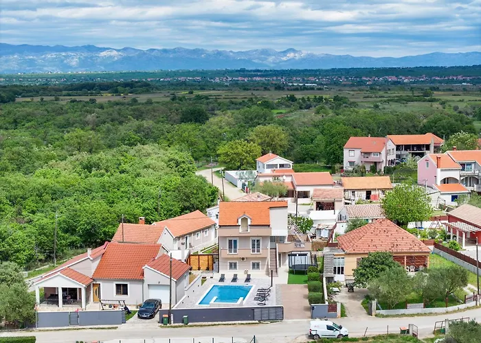 Villa Nada For 10 People With Pool & Integrated Whirlpool