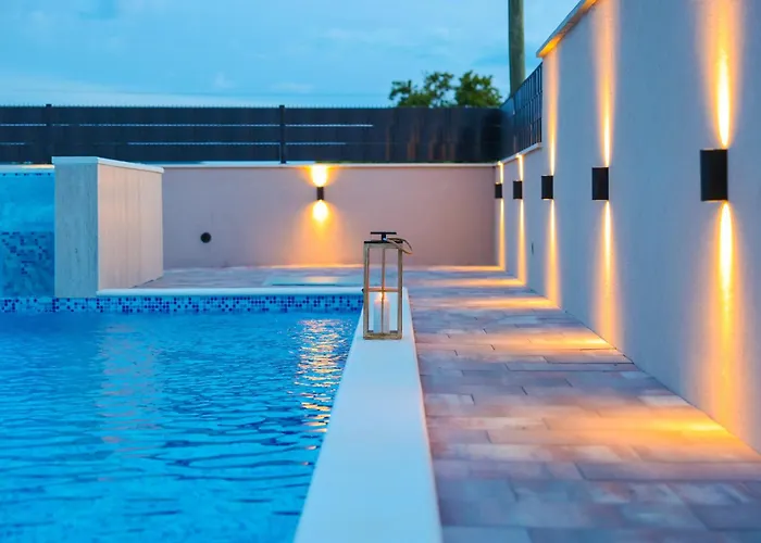 Villa Nada For 10 People With Pool & Integrated Whirlpool