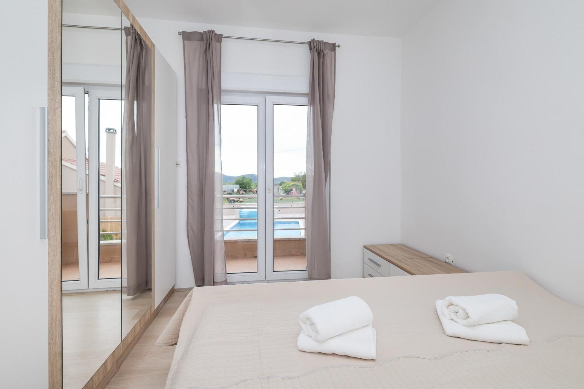 Nada For 10 People With Pool & Integrated Whirlpool * Galovac (Zadar)