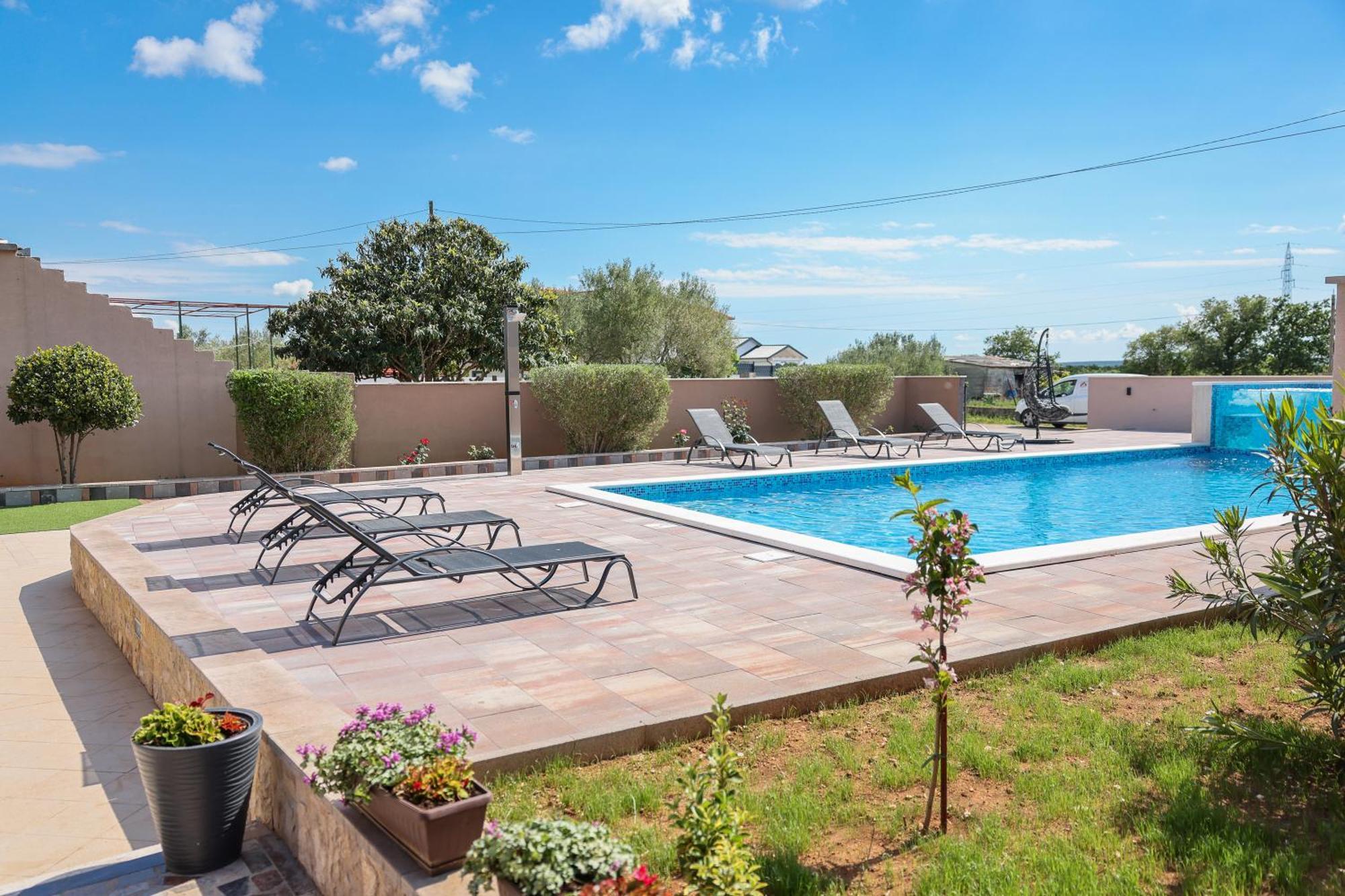 Nada For 10 People With Pool & Integrated Whirlpool Villa