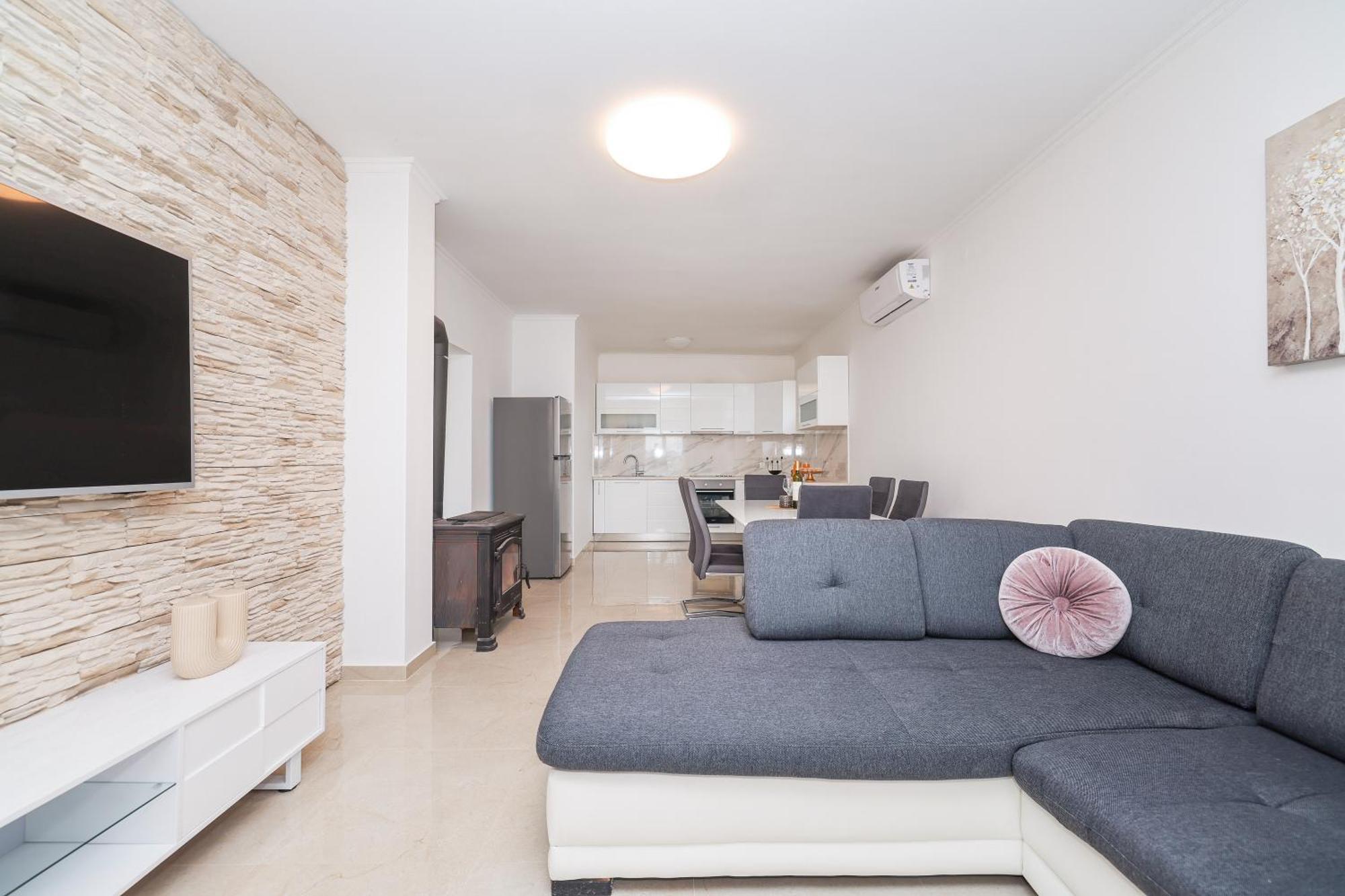 Nada For 10 People With Pool & Integrated Whirlpool