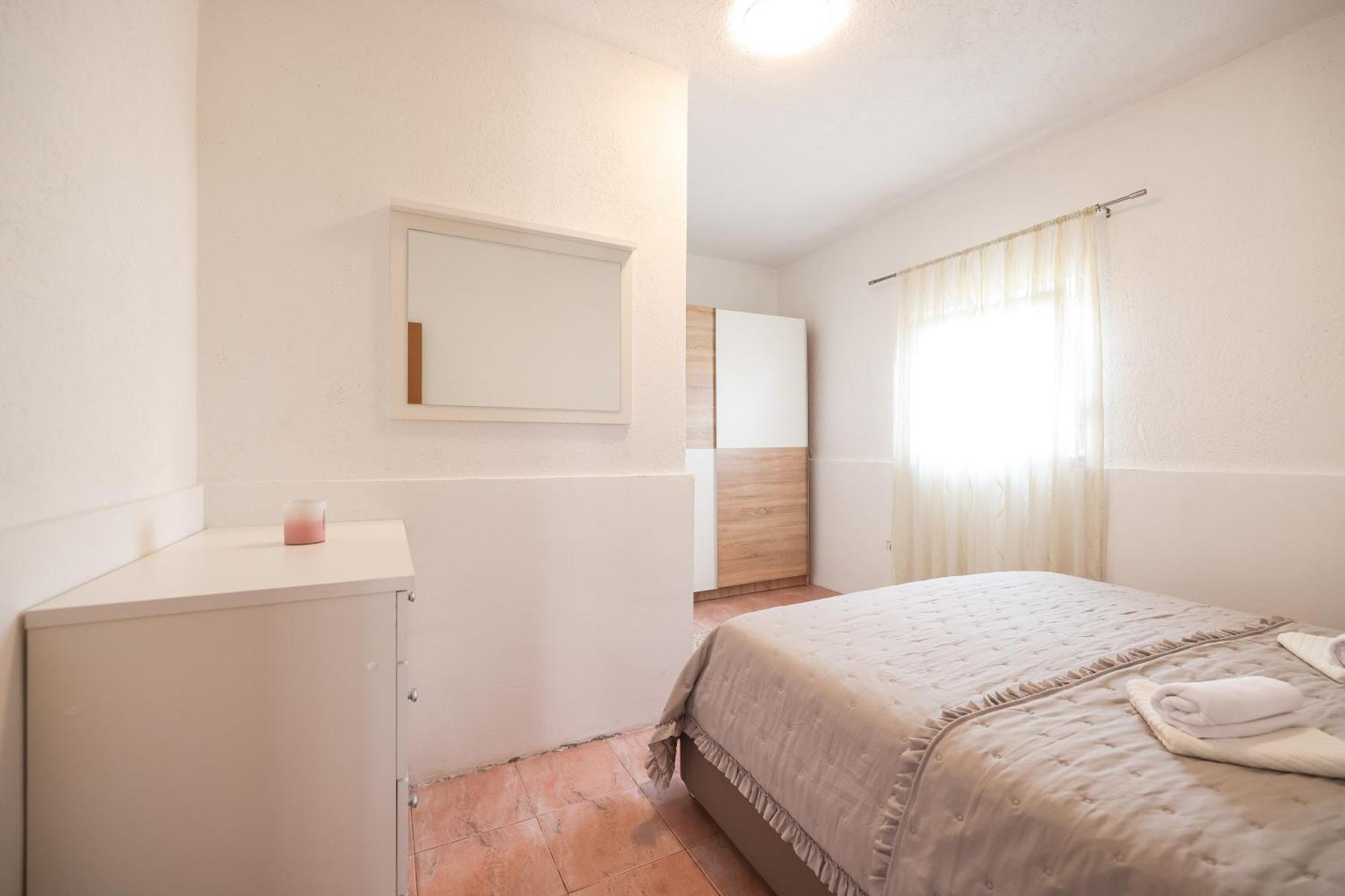 Nada For 10 People With Pool & Integrated Whirlpool Villa Galovac (Zadar)