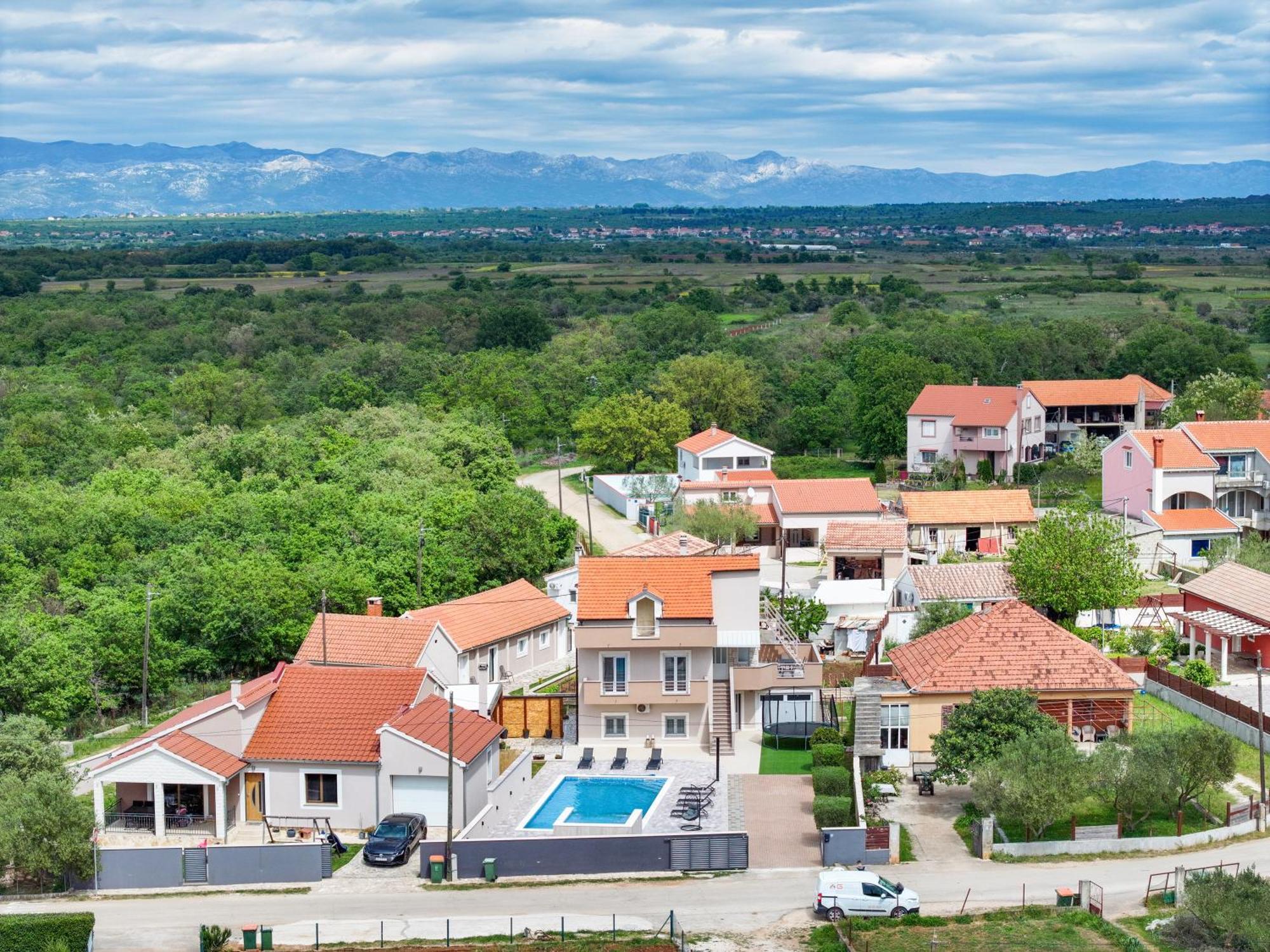 Nada For 10 People With Pool & Integrated Whirlpool Villa