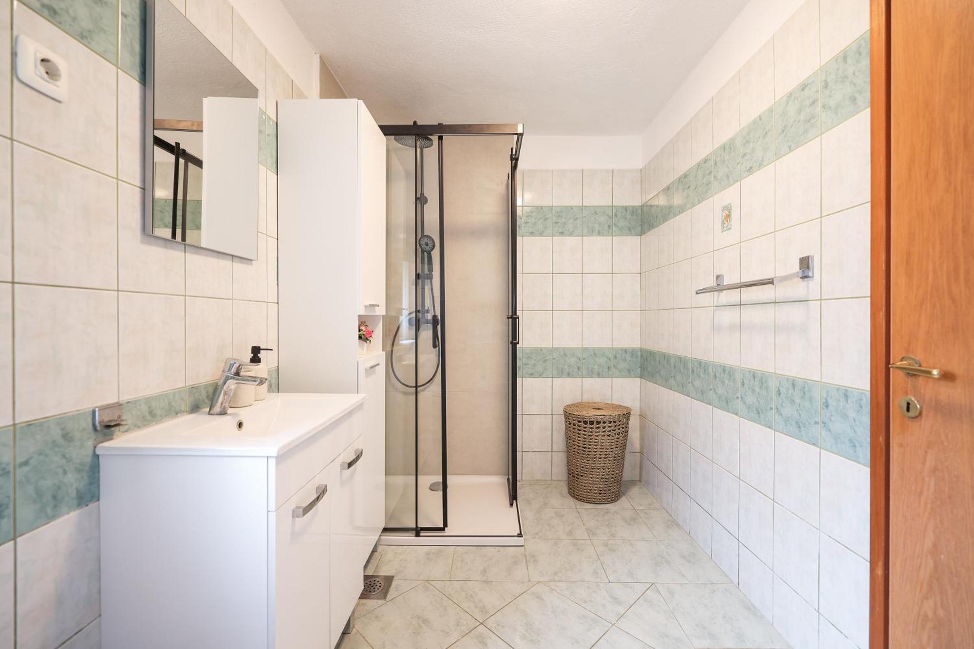 Nada For 10 People With Pool & Integrated Whirlpool Galovac (Zadar)