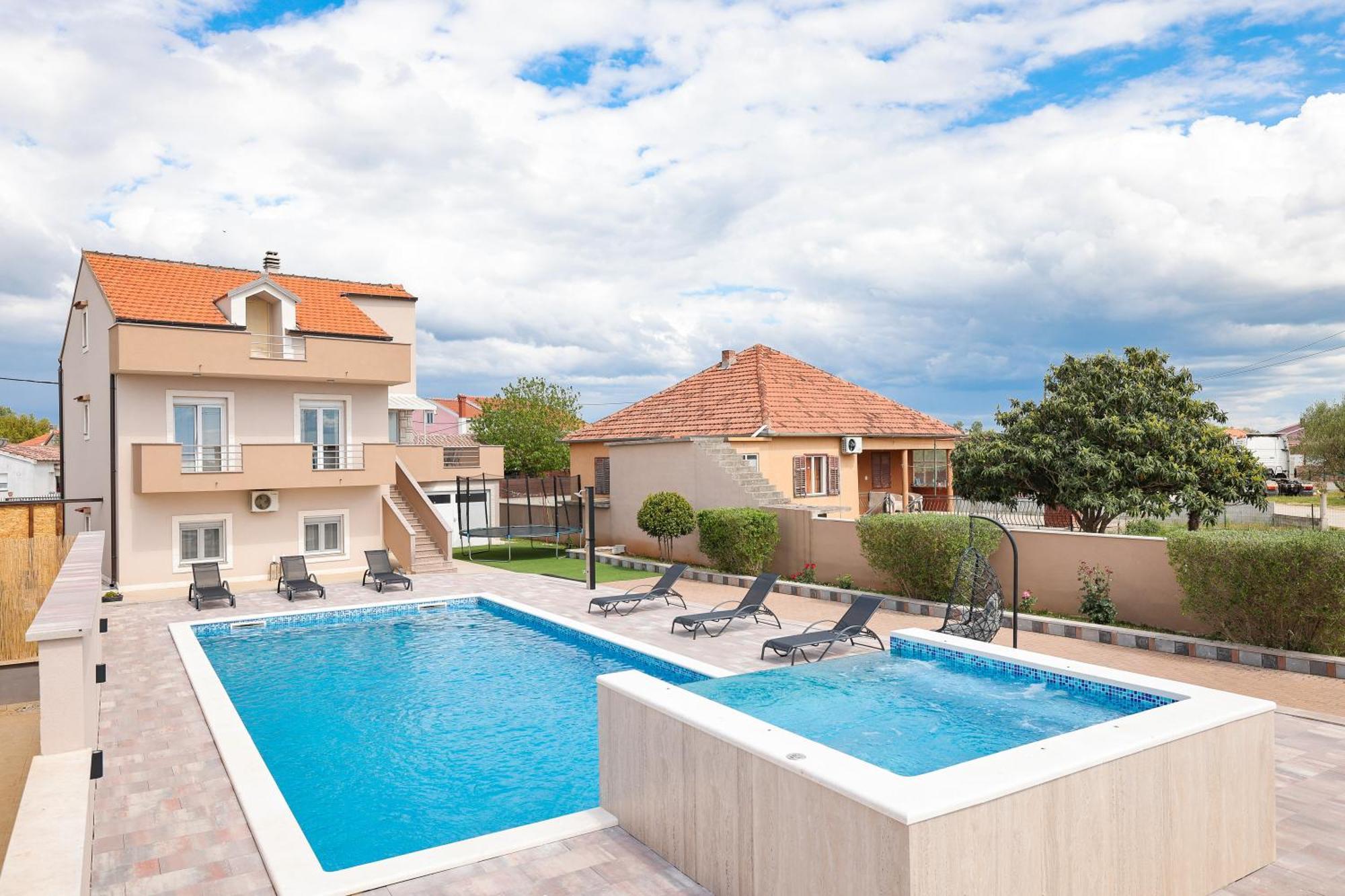 Nada For 10 People With Pool & Integrated Whirlpool Villa *