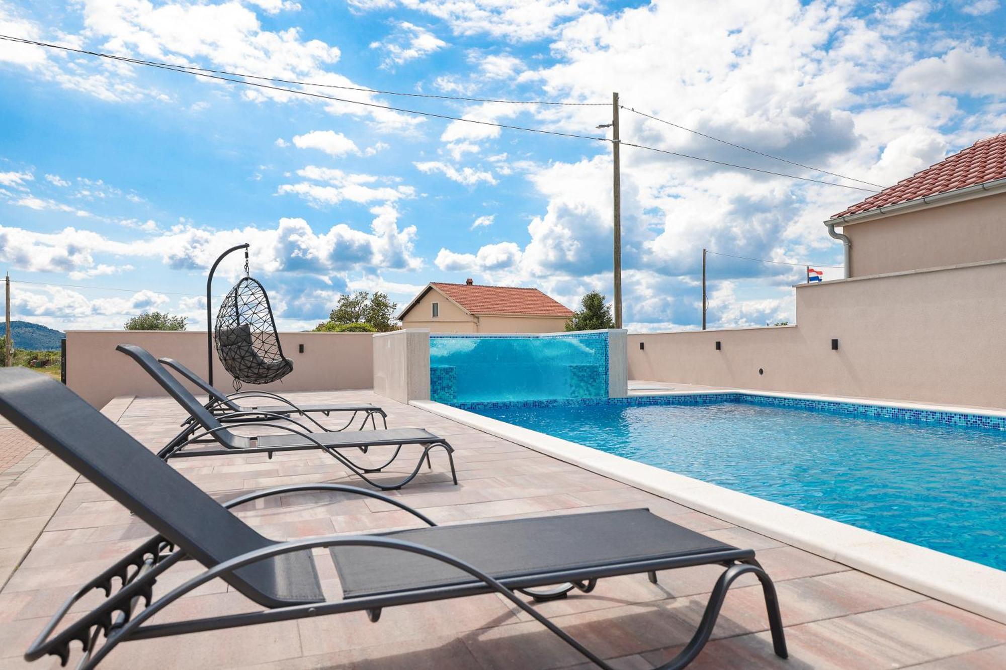 Villa Nada For 10 People With Pool & Integrated Whirlpool Galovac (Zadar)