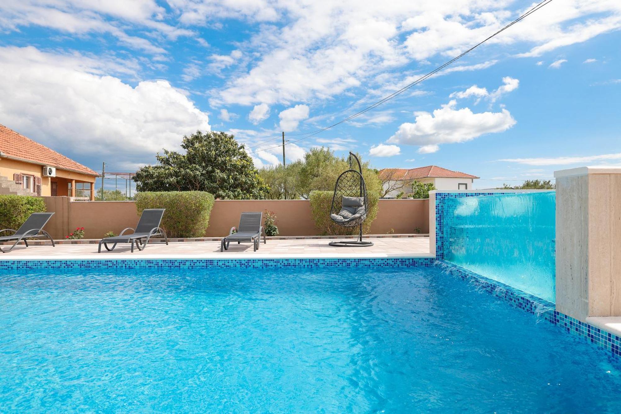 Nada For 10 People With Pool & Integrated Whirlpool
