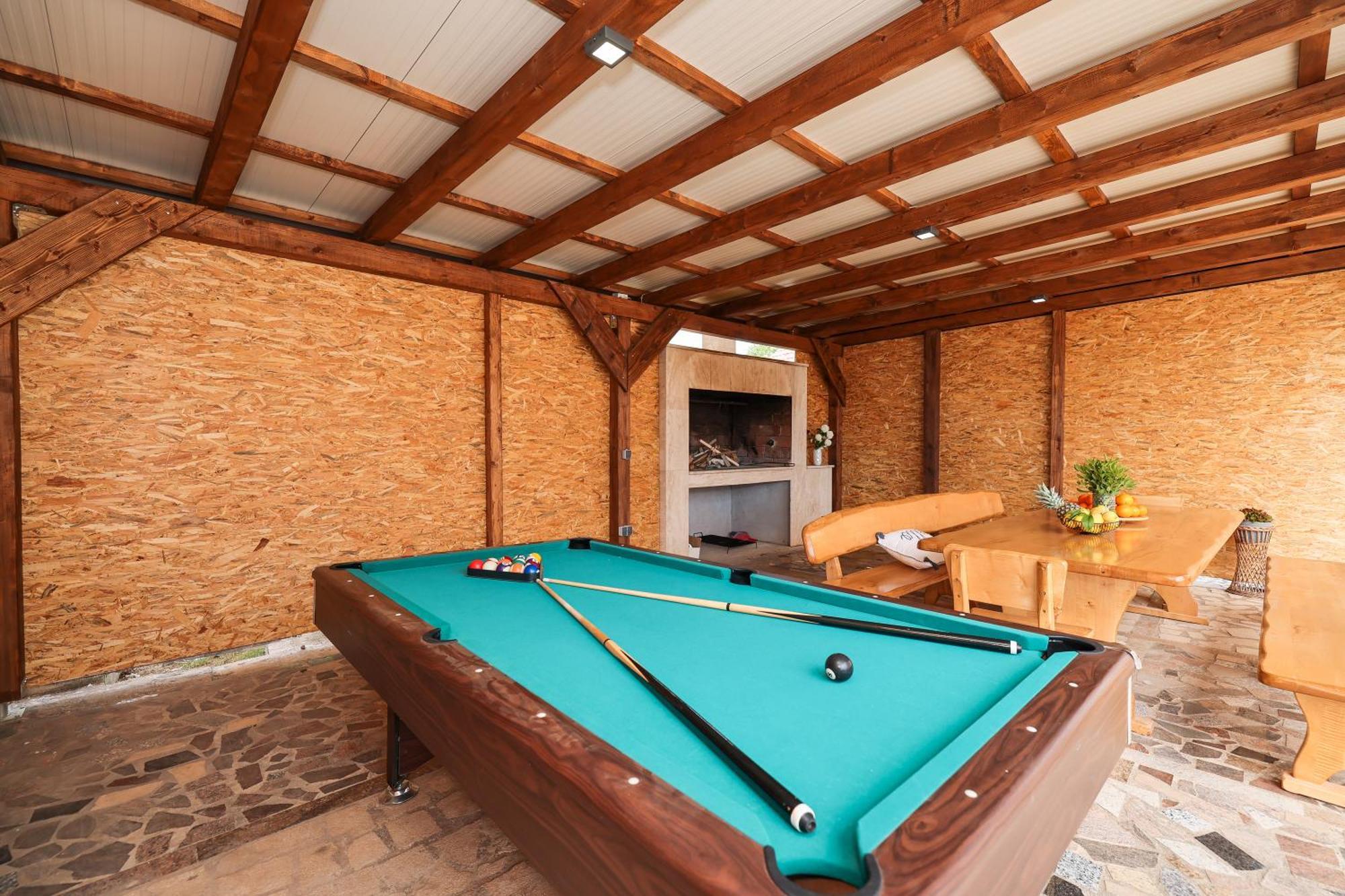 Nada For 10 People With Pool & Integrated Whirlpool