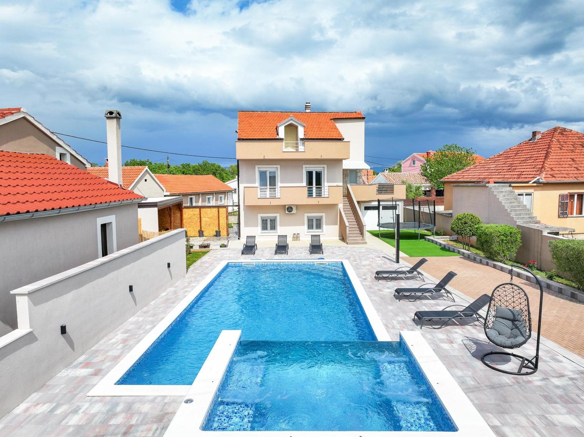 Nada For 10 People With Pool & Integrated Whirlpool *
