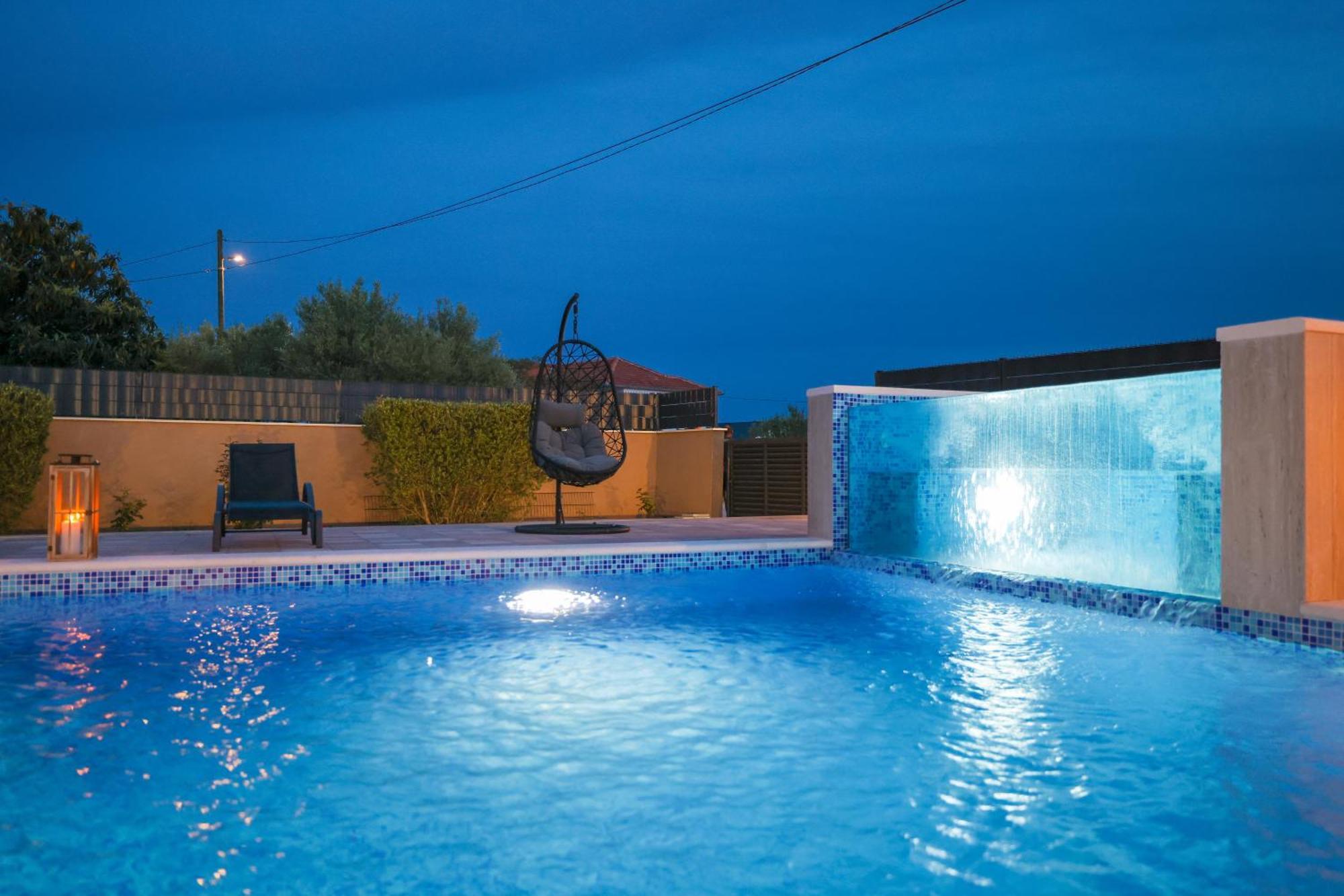 Villa Nada For 10 People With Pool & Integrated Whirlpool *