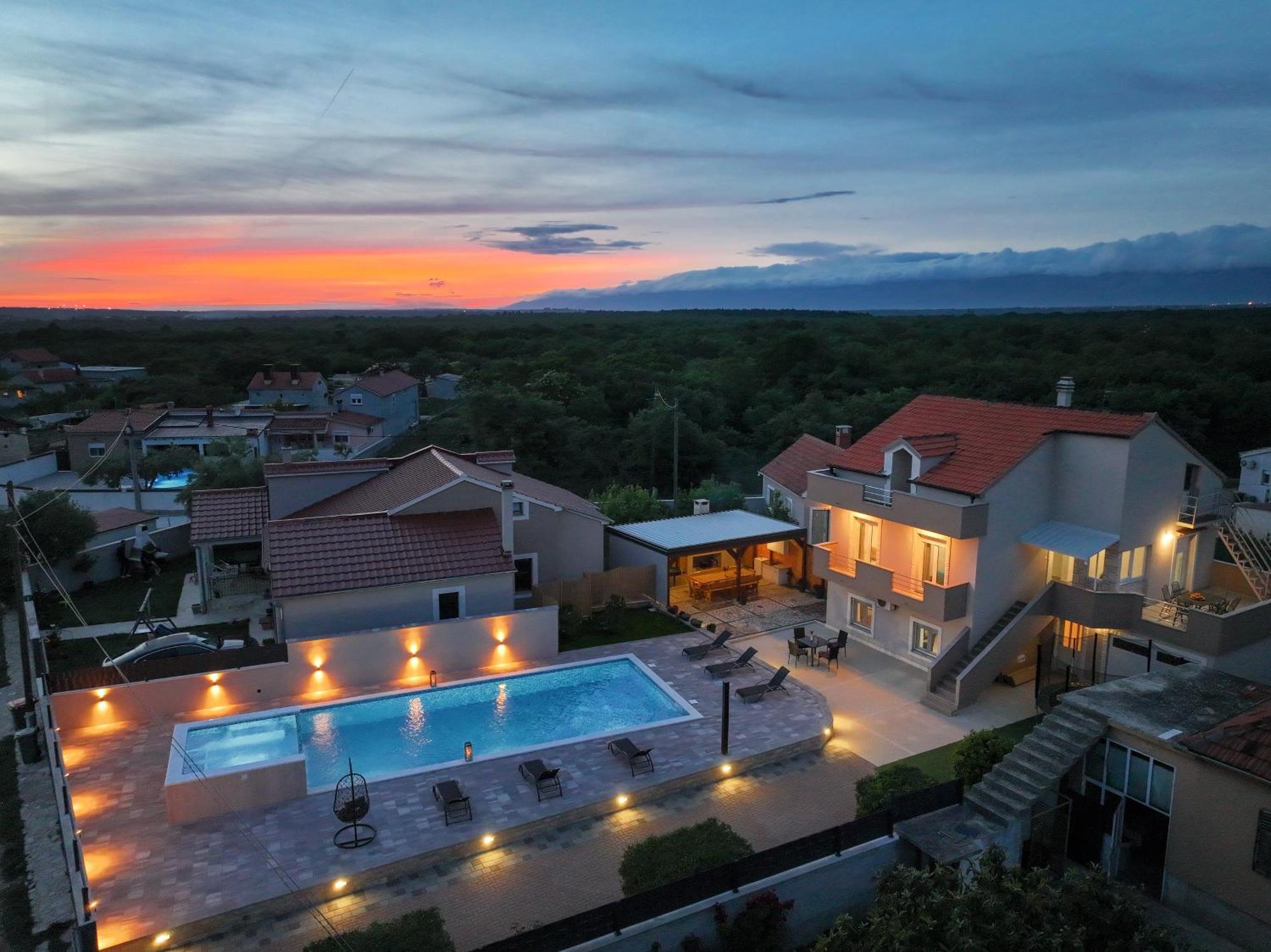 Nada For 10 People With Pool & Integrated Whirlpool