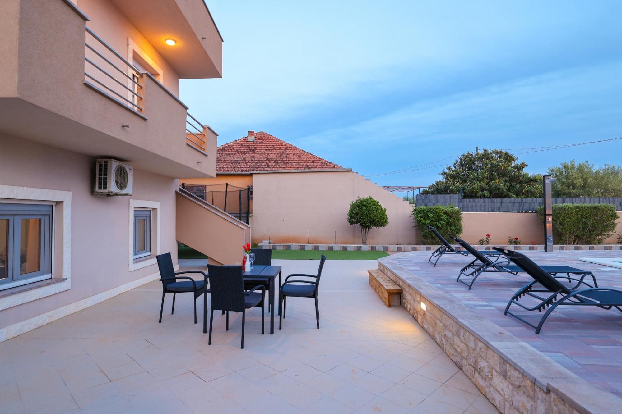 Nada For 10 People With Pool & Integrated Whirlpool Villa *