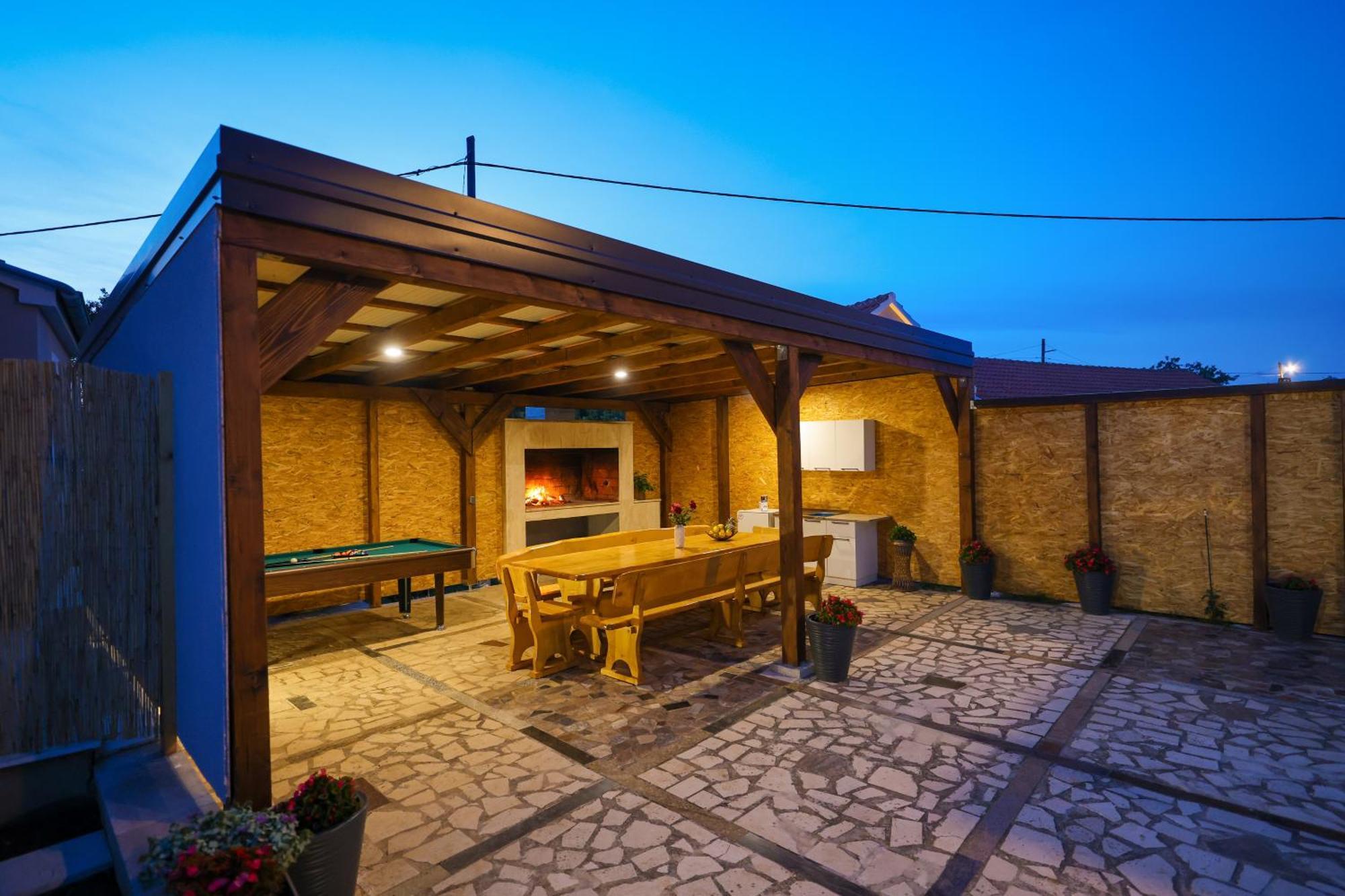Nada For 10 People With Pool & Integrated Whirlpool *